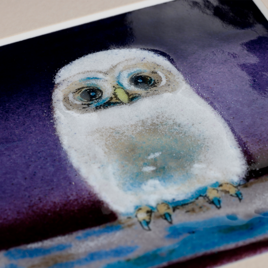 つぶらな瞳のフクロウ（紫）