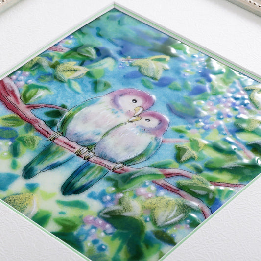 寄り添うインコ